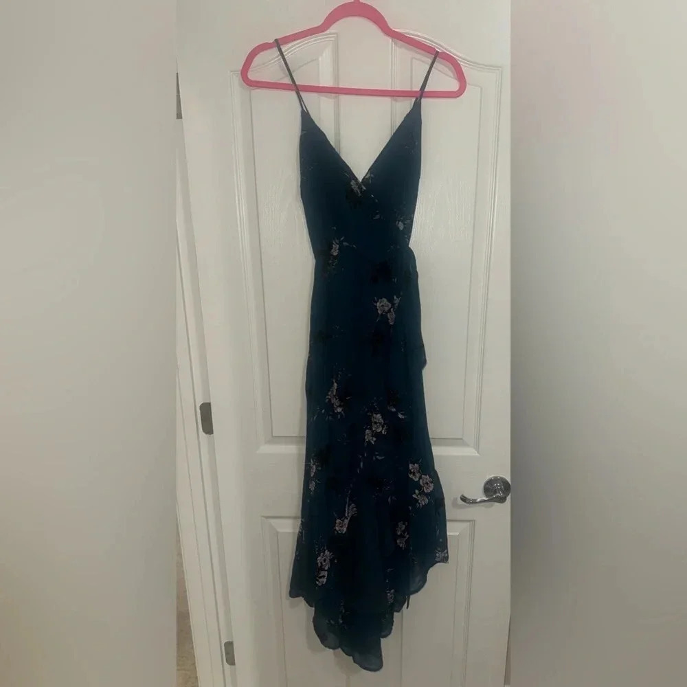 NWOT- Lulu’s Teal Blue Floral Print Ruffled High-Low
Dress. Size Small.